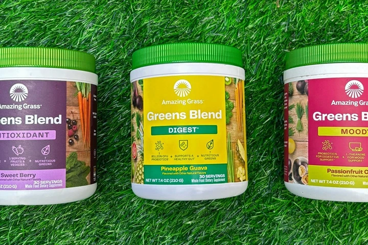 GREEN SUPERFOOD superalimentos nutricionales verdes 3 envases de GREEN SUPERFOOD colocados sobre el césped