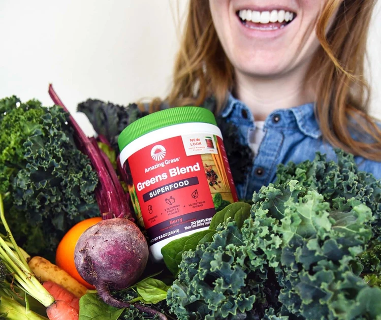GREEN SUPERFOOD productos en venta Mujer sonriente con su cesta de compra vegetal y un producto de GREEN SUPERFOOD