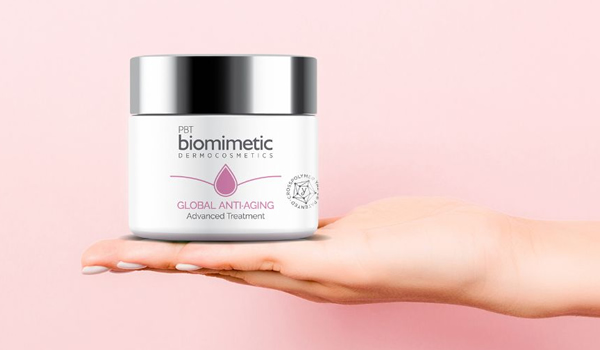 mano sosteniendo producto BIOMIMETIC antiaging