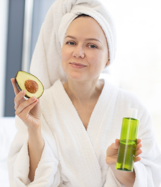 mujer mostrando aceite faciale recien usado