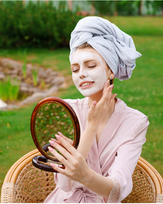 bella mujer aplicandose exfoliante  facial