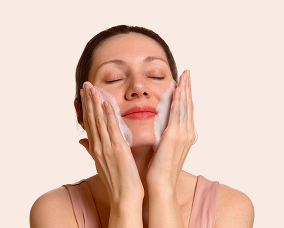 Mujer aplicando limpiador facial