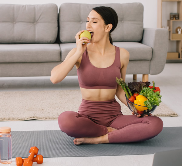 mujer comiendo fruta