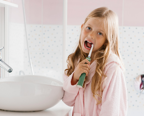 niña lavándose los dientes